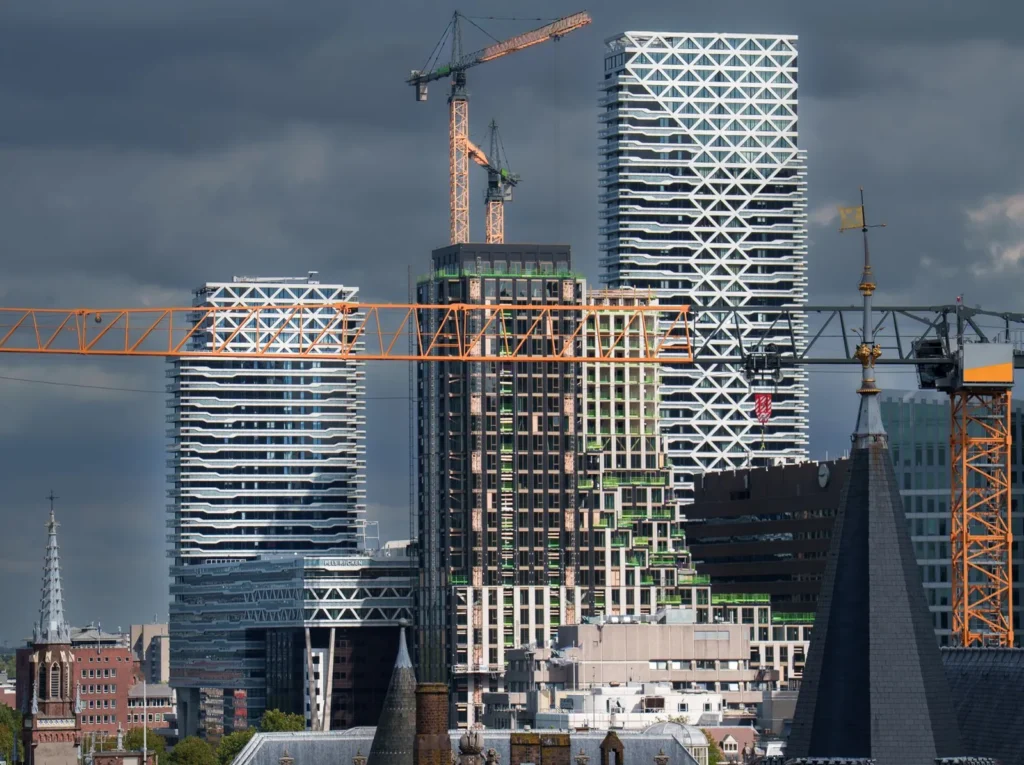 Bouwplaats met hijskranen en nieuwe woningen in aanbouw