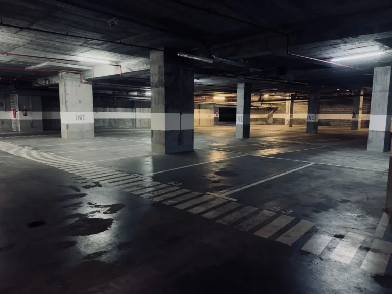 Lege parkeergarage met parkeervakken en betonnen pilaren