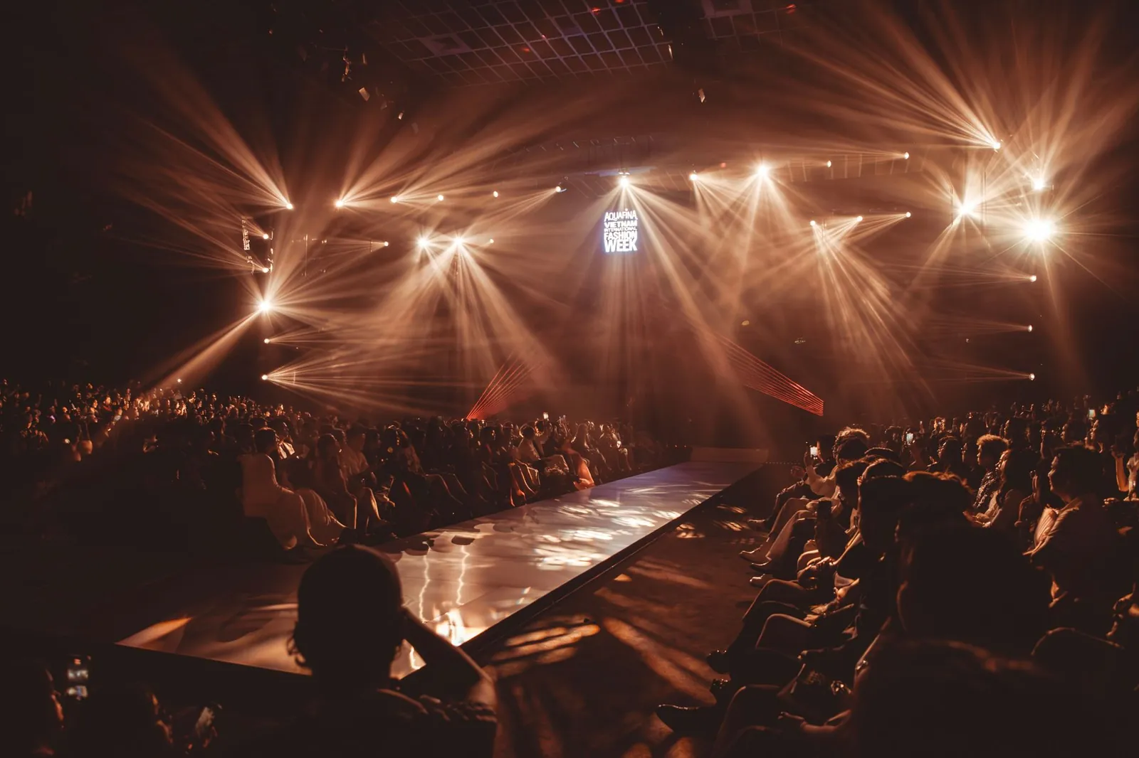 Lege catwalk met spotlights tijdens een modeshow